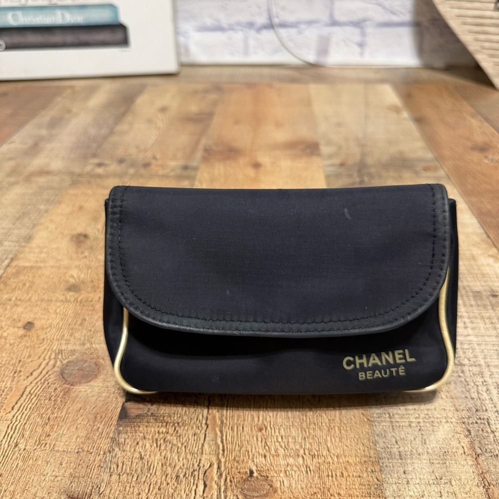Chanel Beauté pouch black